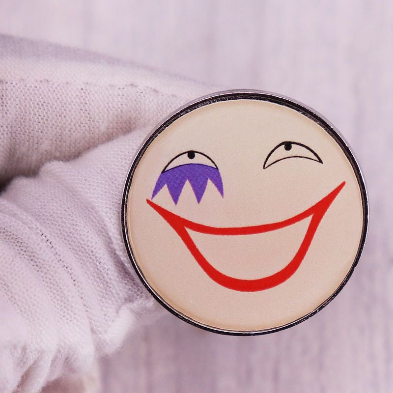 Corazon Smile Pin